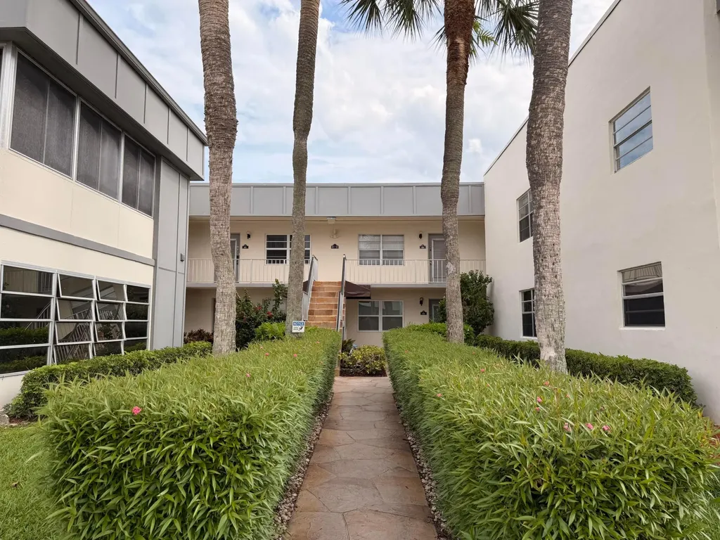 569 Normandy L Delray Beach FL 33484
