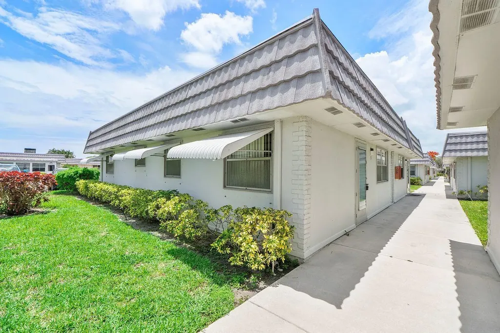 9 Valencia Trail Delray Beach FL 33446