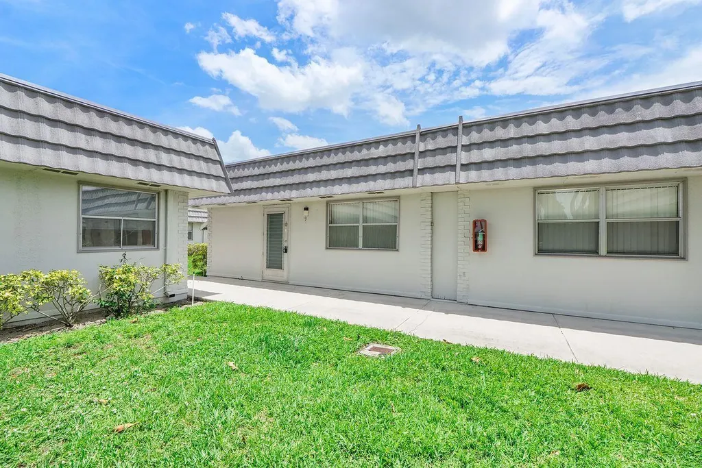 9 Valencia Trail Delray Beach FL 33446