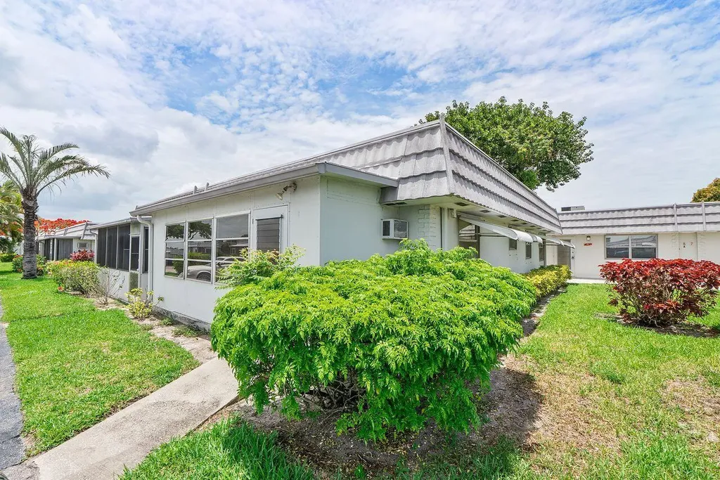 9 Valencia Trail Delray Beach FL 33446