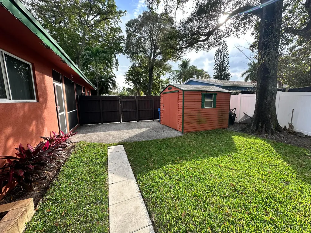 61 NW 35th Street Oakland Park FL 33309