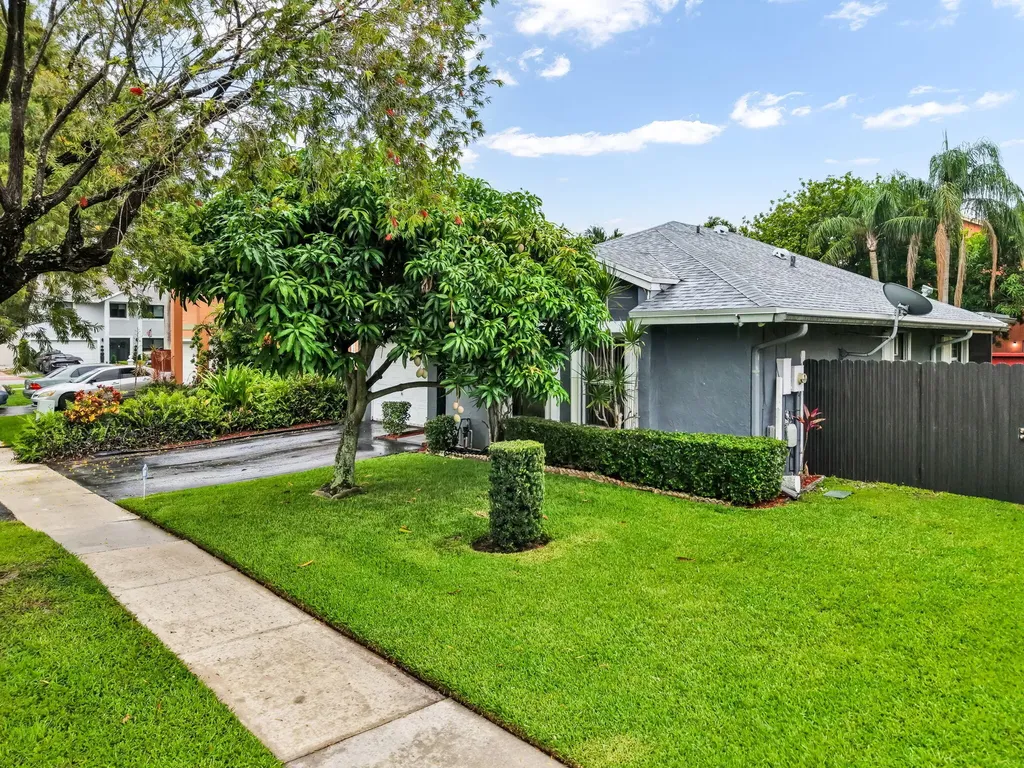 9720 SW 12th Street Pembroke Pines FL 33025