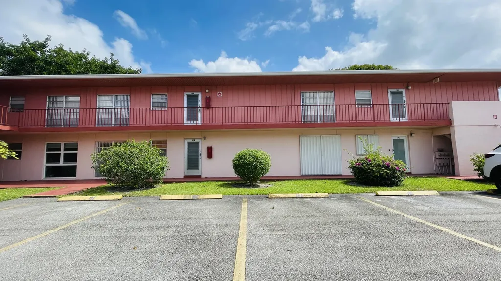 19 Golfs Edge West Palm Beach FL 33417