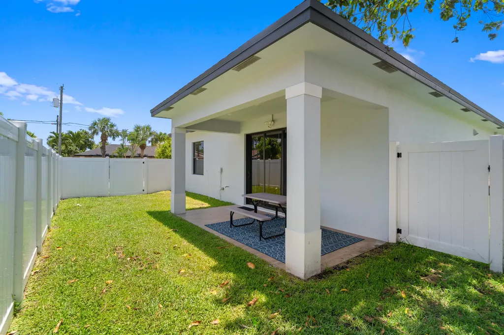 601 SW 3rd Street Delray Beach FL 33444