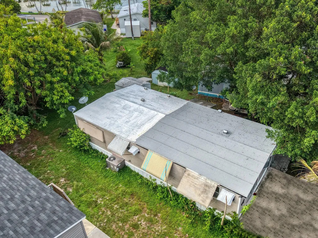 32 Lisa Lane Greenacres FL 33463