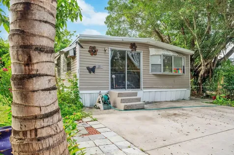 32 Lisa Lane Greenacres FL 33463