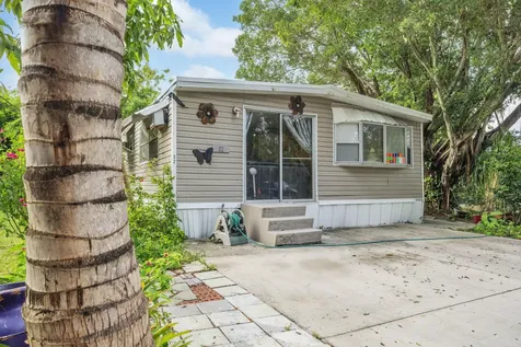 32 Lisa Lane Greenacres FL 33463