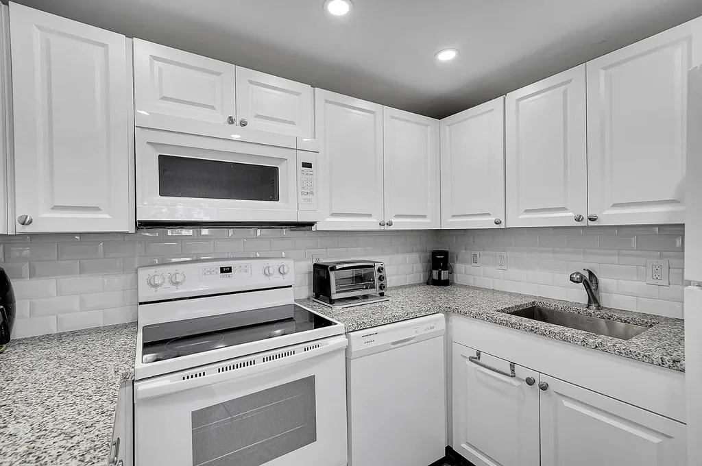 646 Flanders N Delray Beach FL 33484