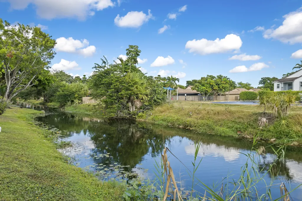 2736 S University Drive Davie FL 33328