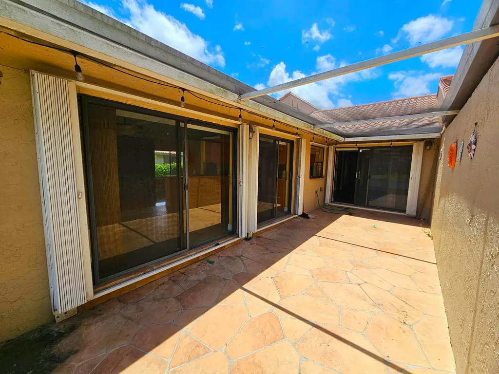 566 Village Lake Drive Weston FL 33326