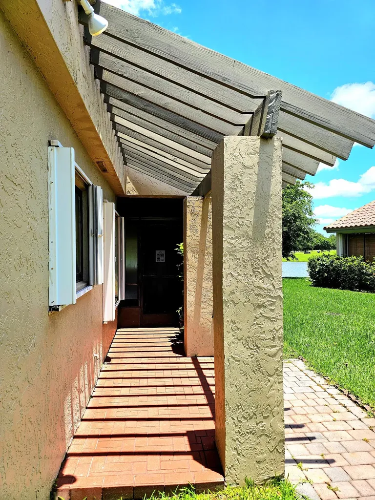 566 Village Lake Drive Weston FL 33326