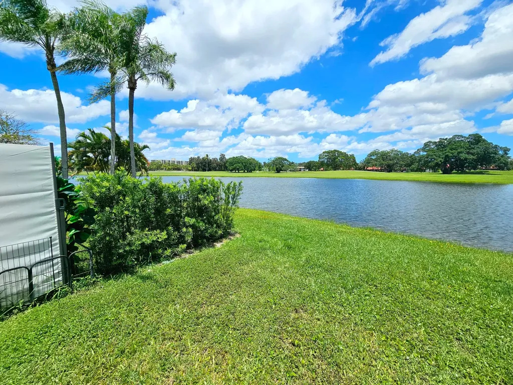566 Village Lake Drive Weston FL 33326