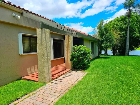 566 Village Lake Drive Weston FL 33326