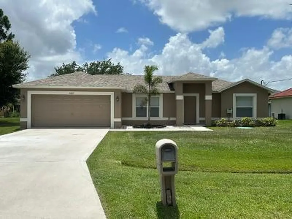 5525 NW North Lundy Circle NW Port St Lucie FL 34986