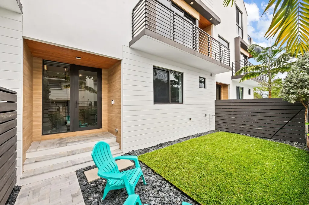 818 NE 2nd Street Fort Lauderdale FL 33301