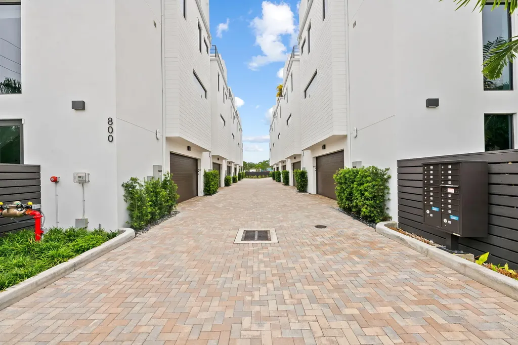 818 NE 2nd Street Fort Lauderdale FL 33301