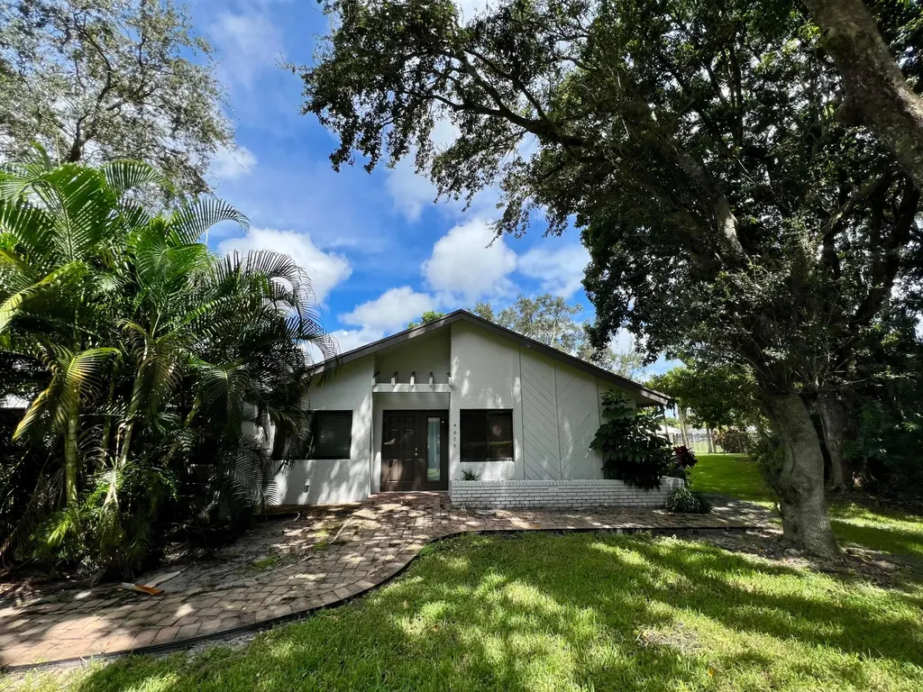 4075 N Palm Forest Drive Drive N Delray Beach FL 33445