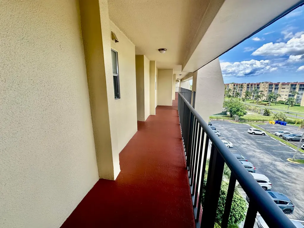 3661 Via Poinciana Greenacres FL 33467