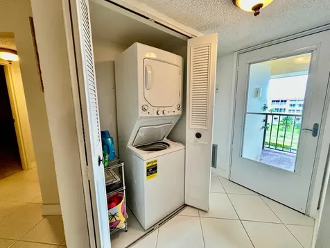 3661 Via Poinciana Greenacres FL 33467