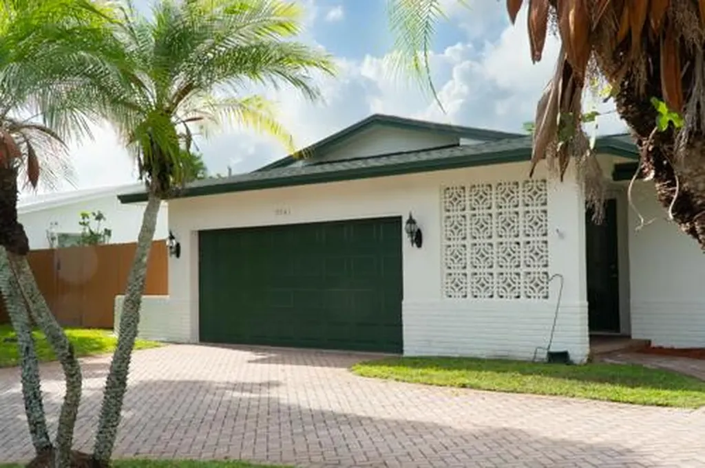 5541 SW 7th Street Plantation FL 33317