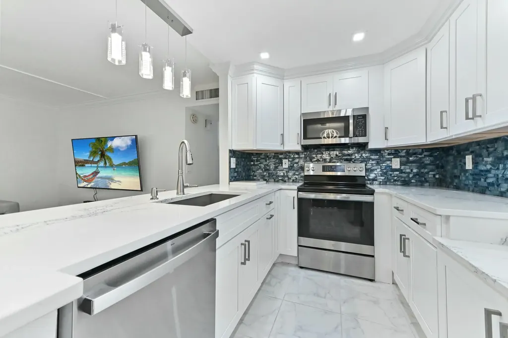 548 Burgundy L Delray Beach FL 33484