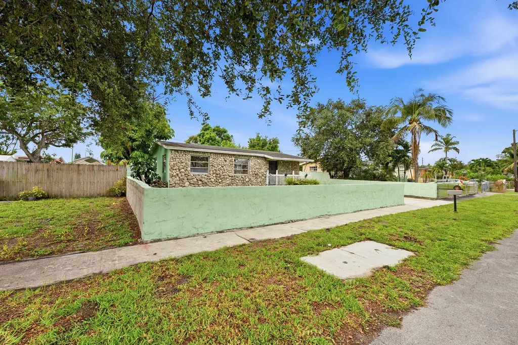 6404 Oak Street Hollywood FL 33024