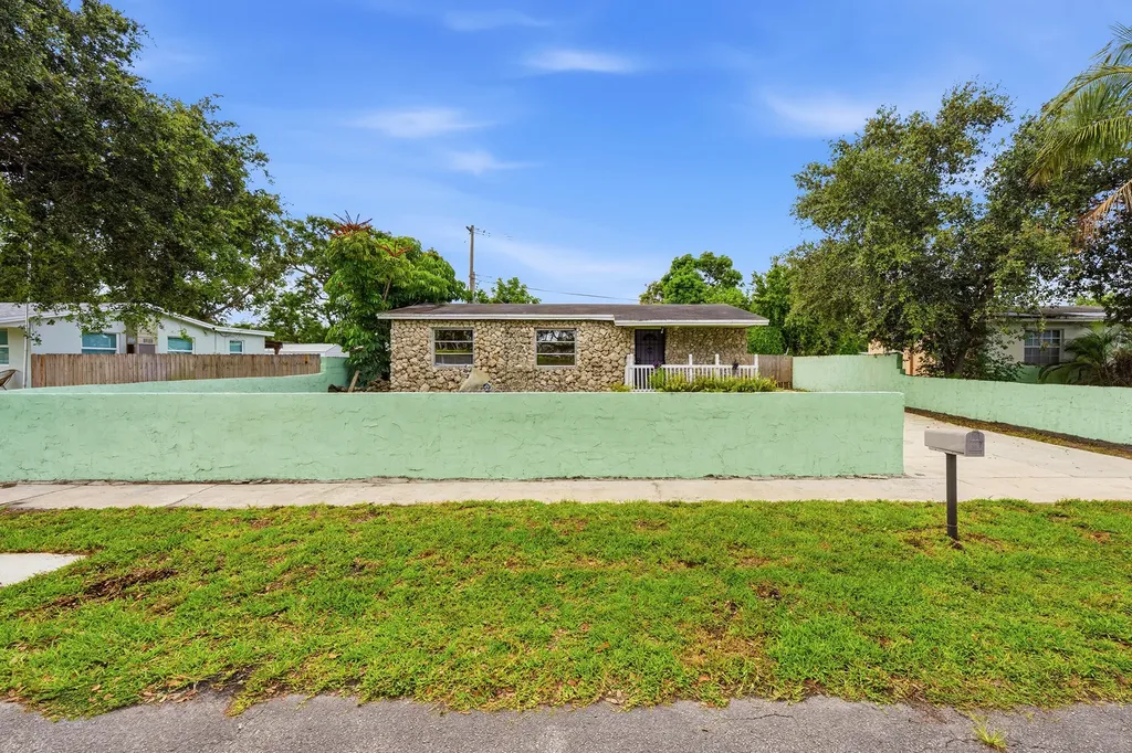 6404 Oak Street Hollywood FL 33024
