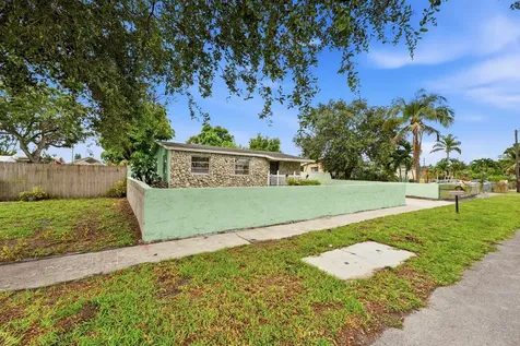 6404 Oak Street Hollywood FL 33024