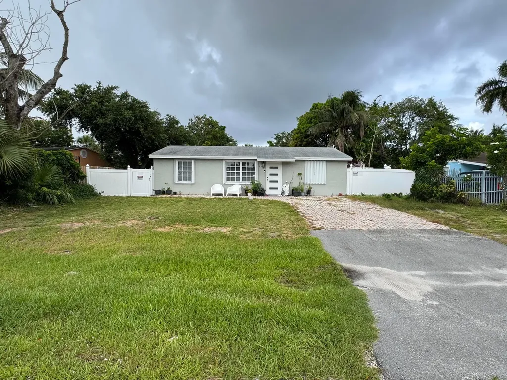 4328 Pine Street West Palm Beach FL 33406