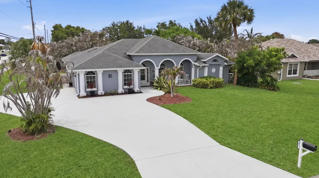 685 SW Post Terrace Port St Lucie FL 34953