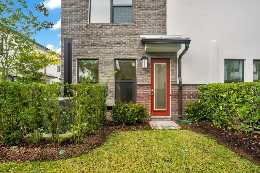 8358 NW 7th Place Plantation FL 33324