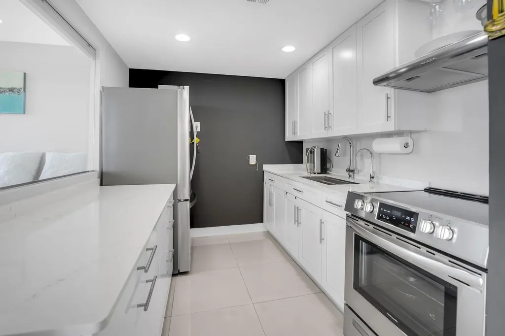 20335 W Country Club Aventura FL 33180
