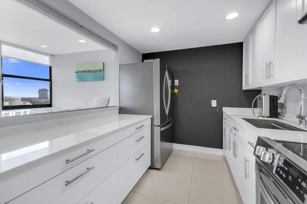 20335 W Country Club Aventura FL 33180