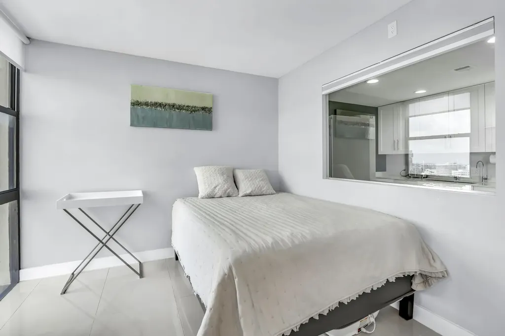 20335 W Country Club Aventura FL 33180