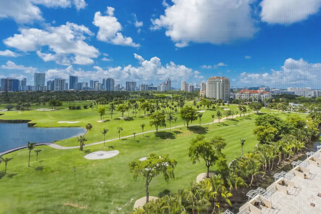20335 W Country Club Aventura FL 33180