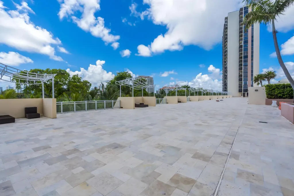 20335 W Country Club Aventura FL 33180