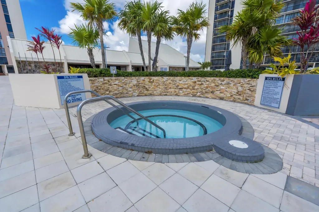 20335 W Country Club Aventura FL 33180