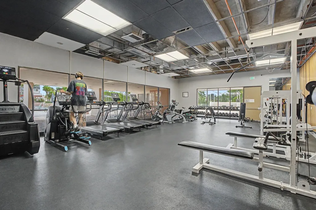 20335 W Country Club Aventura FL 33180