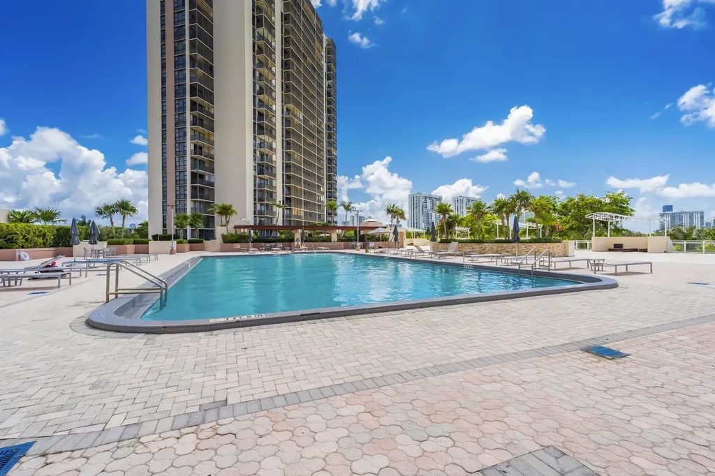 20335 W Country Club Aventura FL 33180