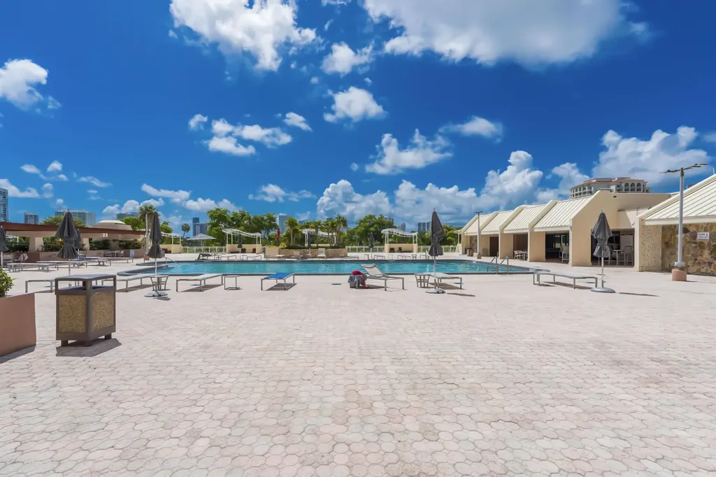 20335 W Country Club Aventura FL 33180