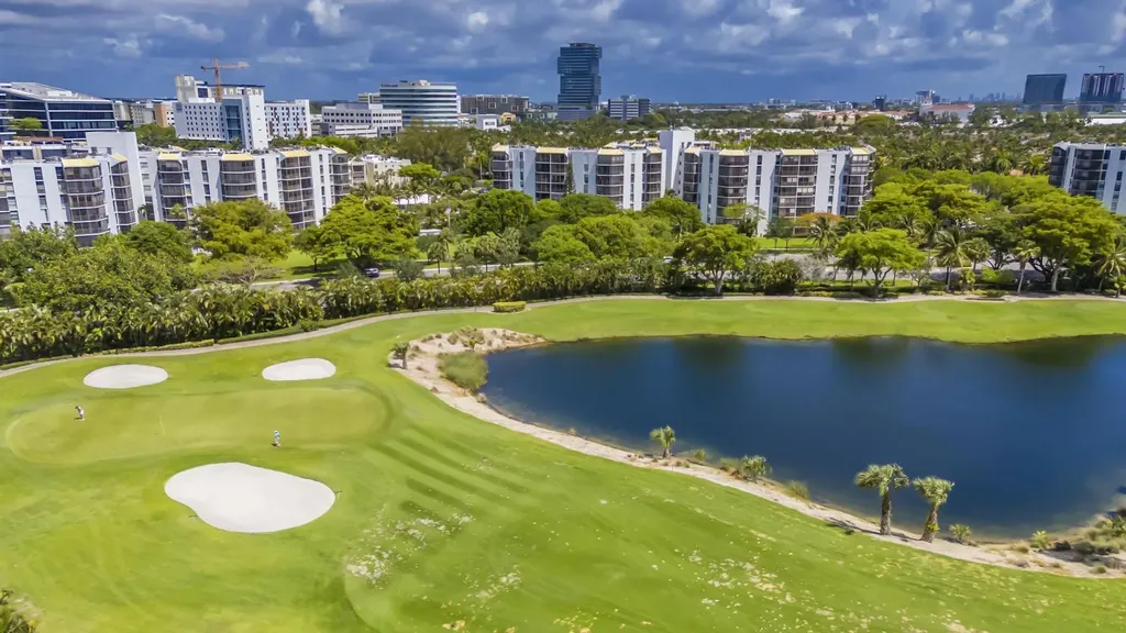 20335 W Country Club Aventura FL 33180