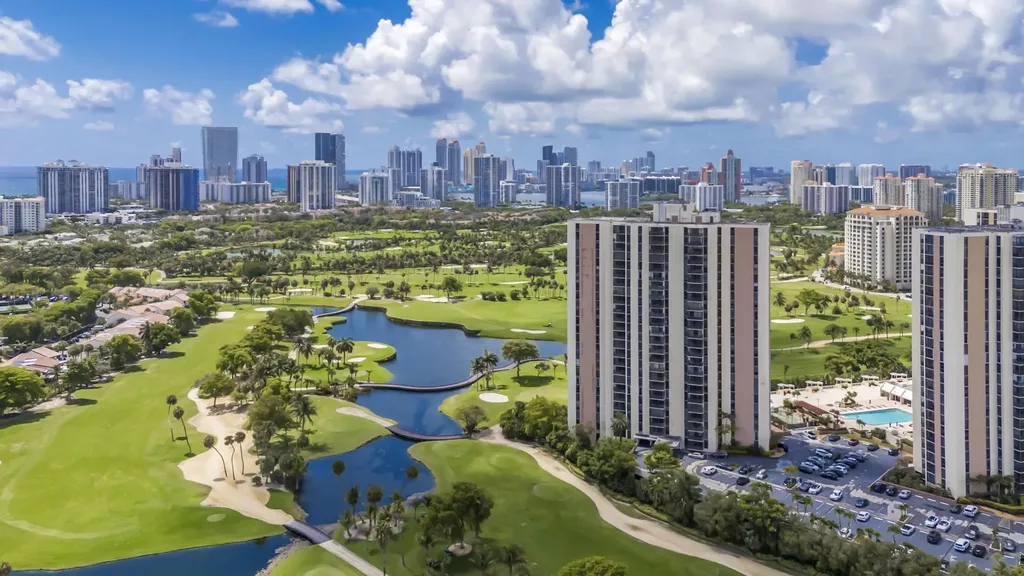 20335 W Country Club Aventura FL 33180