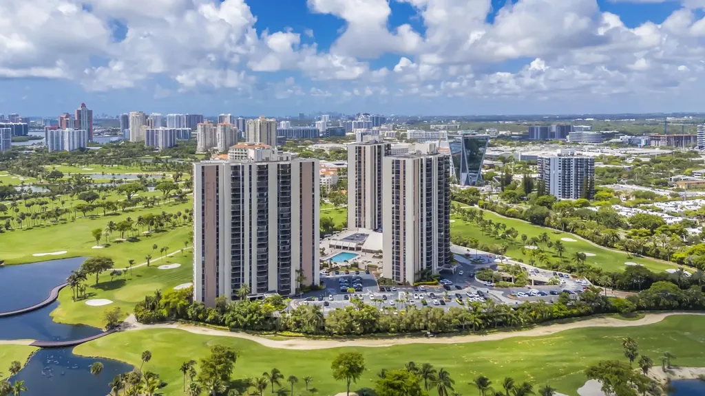 20335 W Country Club Aventura FL 33180