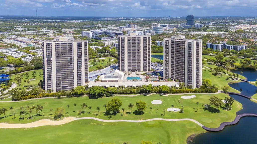 20335 W Country Club Aventura FL 33180