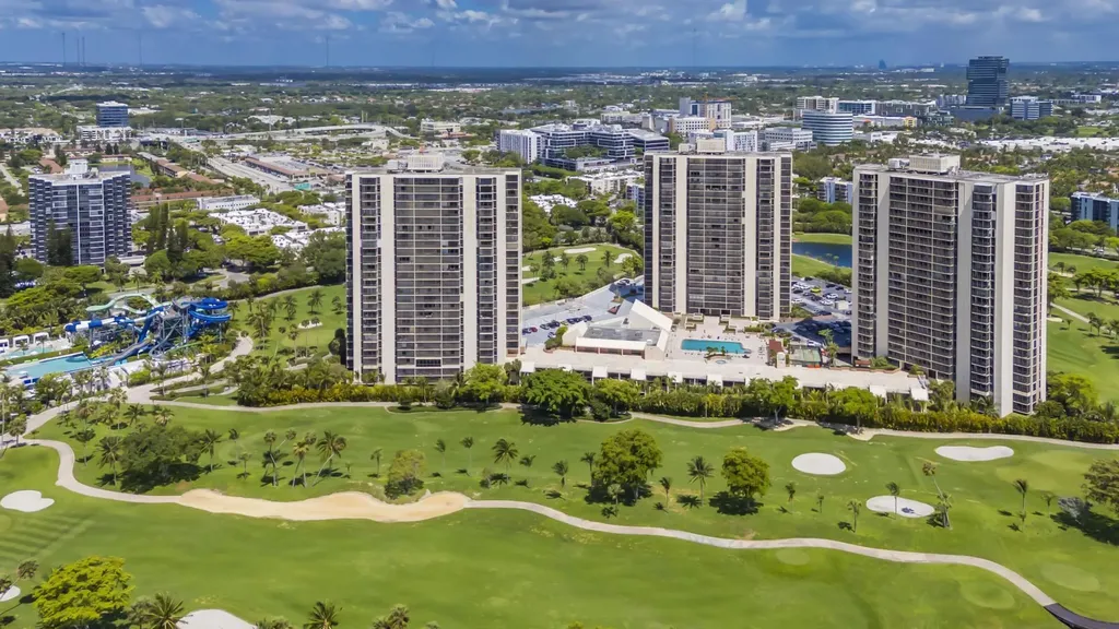 20335 W Country Club Aventura FL 33180