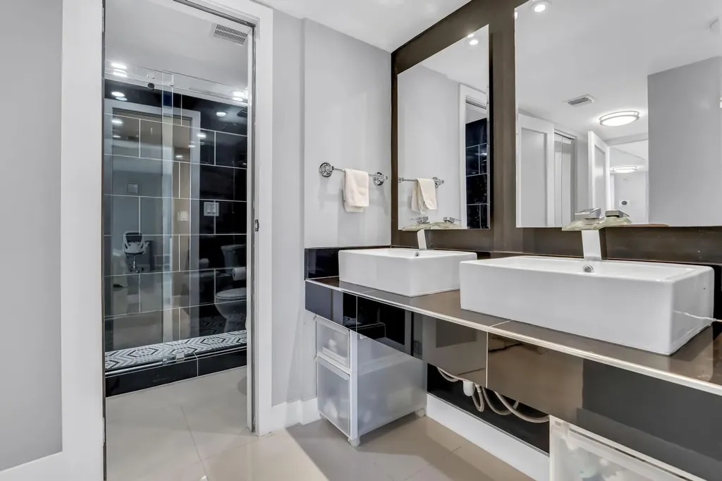 20335 W Country Club Aventura FL 33180