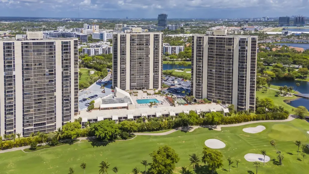 20335 W Country Club Aventura FL 33180
