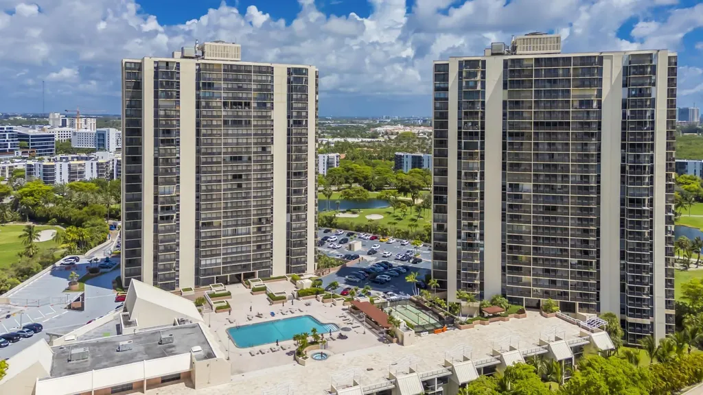 20335 W Country Club Aventura FL 33180