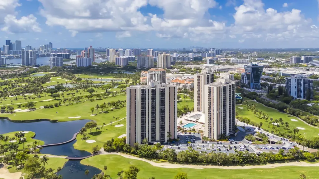 20335 W Country Club Aventura FL 33180