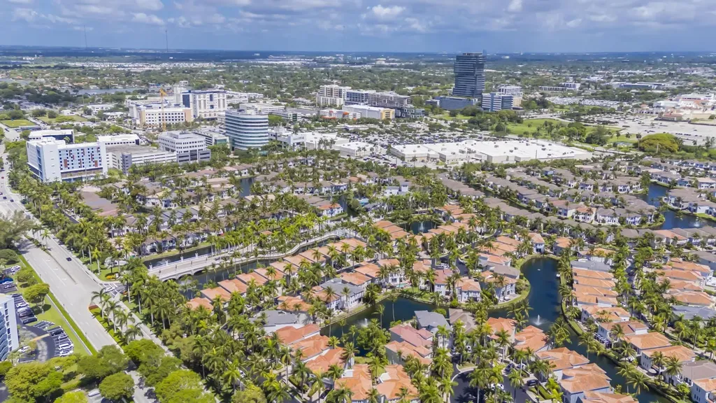 20335 W Country Club Aventura FL 33180